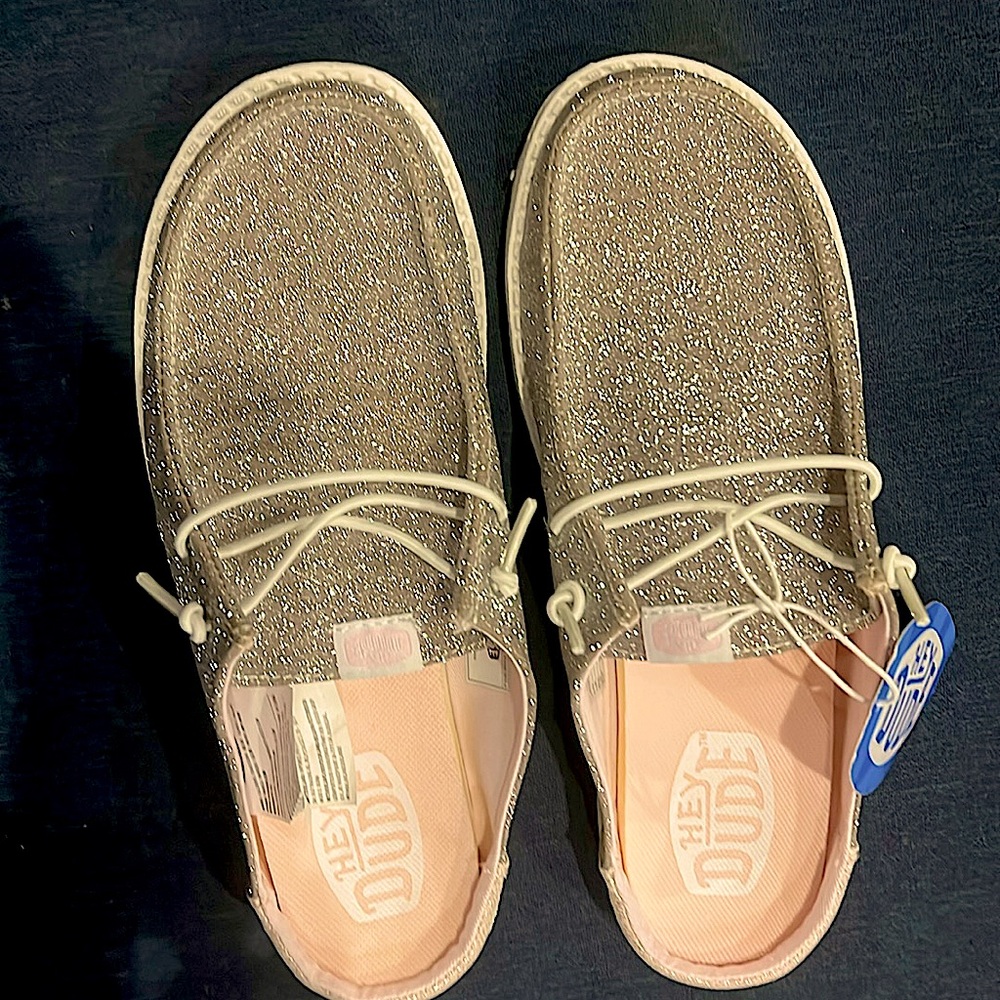 Very Shimmery , rose gold hey dudes. Size 8